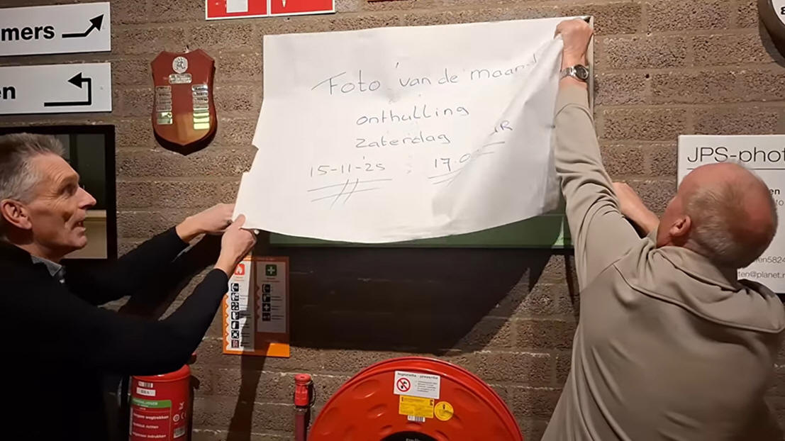 Onthulling van de foto van de maand door sponsoren Henk Zeeman en Jan Commandeur.